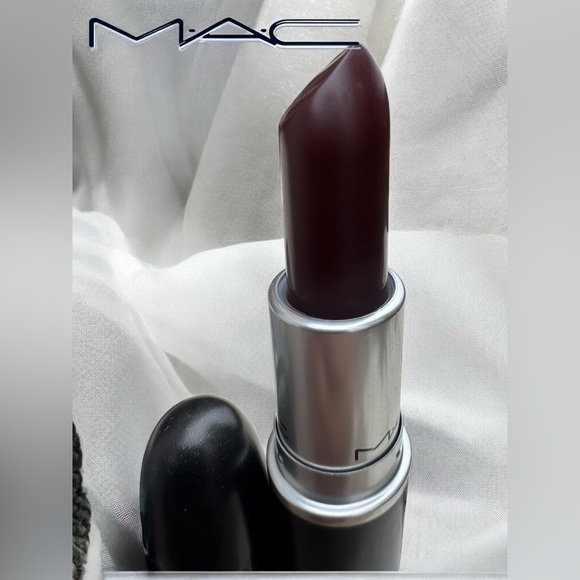 MAC LINGERING KISS Matte Lipstick.
NEW IN BOX. LIMITED EDITION. - Picture 7 of 14